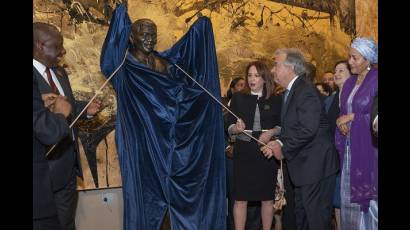 develan estatua de nelson mandela donada a onu por sudafrica