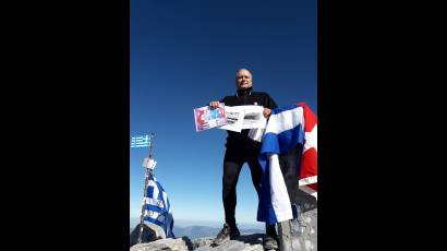 La bandera cubana subió por primera vez al punto más alto de Grecia: el mítico Monte Olimpo