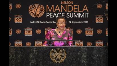 Graca Machel viuda de Mandela habla en la Cumbre de Paz a nombre de los Elders