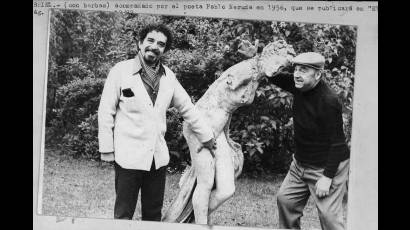 Gabriel García Márquez junto a Neruda.