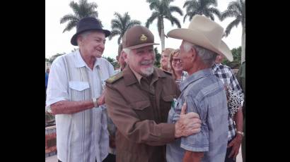 El Vicepresidente de los Consejos de Estado y de Ministros, Ramiro Valdés compartió con algunos de los protagonistas de la proeza militar.