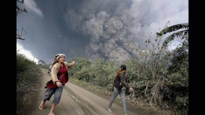 Erupción de volcán en Indonesia (2)
