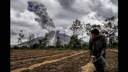Erupción de volcán en Indonesia (1)