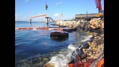 En la orilla de la costa se han recogido con cubeta a mano más de seis metros cúbicos de crudo, algas, desechos sólidos, arena y agua contaminada.