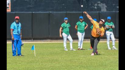  El villaclareño Norel González, quien dominó el tiro desde el center field hacia el home 