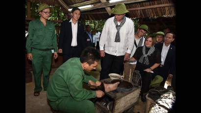Miguel Díaz-Canel Bermúdez, visitó este sábado en la ciudad Ho Chi Minh los legendarios túneles de Cu Chi, empleados durante la guerra contra Estados Unidos