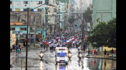 Caravana bajo la lluvia de la Universidad de La Habana