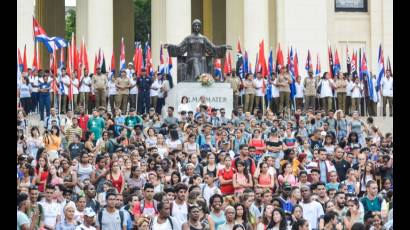 La Universidad de La Habana suele llenarse de banderas en homenaje a los Estudiantes de Medicina