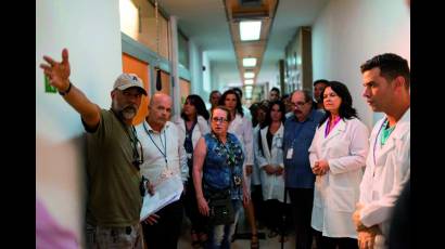 Rudy Mora con parte del equipo de actores y científicos que tomaron parte en ConCiencia.