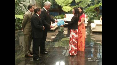 Embajadora de Palau en entrega de las cartas credenciales de manos del Presidente cubano