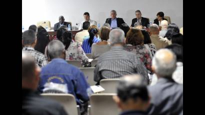 Miguel Díaz-Canel Bermúdez se encuentra presente en la comisión de Asuntos Económicos