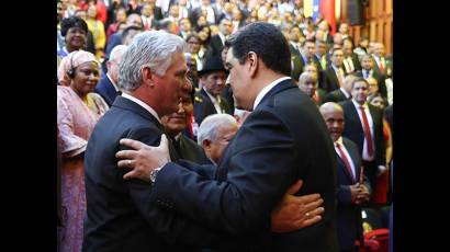 El pueblo bolivariano acompañó a Maduro en su juramentación