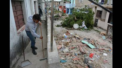 Vecinos en labores de recuperación