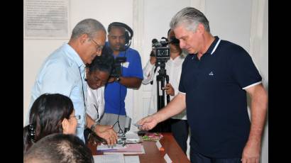 Díaz Canel Votando