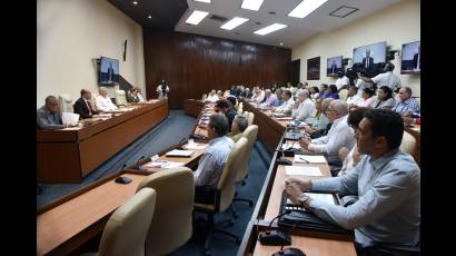 Representantes del gobierno e instituciones del Estado comparecen en la Mesa Redonda sobre la recuperación tras el tornado que azotó La Habana