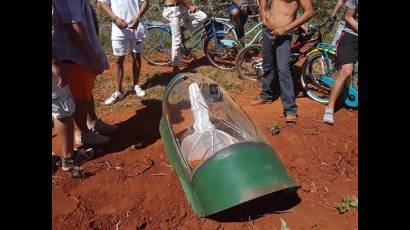 Fragmentos del avión militar Mig-21  precipitado a tierra.