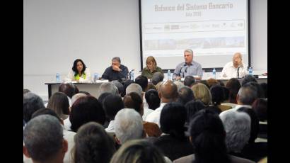 Asistió Miguel Díaz-Canel Bermúdez, Presidente de los Consejos de Estado  y de Ministros, a la reunión de balance desarrollada este miércoles sobre el trabajo realizado en 2018 por el Sistema Bancario  y Financiero del país