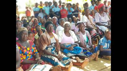 Mozambicanos que atienden los doctores cubanos en esa nación