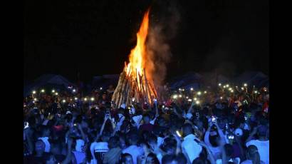 La fogata gigante ardió para esperar este 4 de Abril