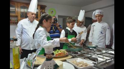 Encuentro de niños amantes de la culinaria con niña finalista del concurso europeo Máster chef 