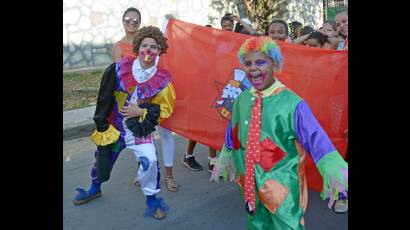 Alegría pioneril en calles pineras
