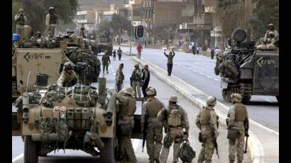 Soldados estadounidenses toman posiciones en una calle de Bagdad el 9 de abril de 2003 