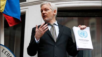 Assange en el balcón de la Embajada de Ecuador 
