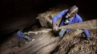 Atrapados 1 800 mineros sudafricanos en yacimiento de platino