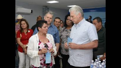 Díaz-Canel de visita por Holguín