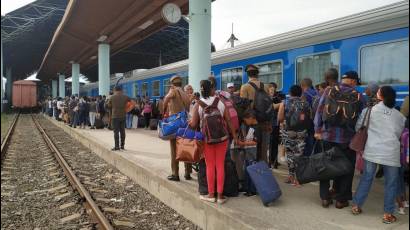 Llegada de los coches chinos a la estación de Santiago de Cuba