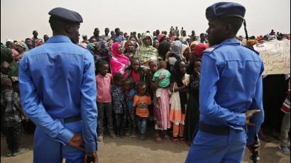 Los militares que derrocaron al autócrata Omar al Bashir dispersan las masivas protestas con violencia 