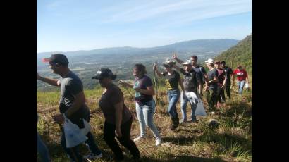 Comprometidos con su pasado y con el futuro llegaron los dirigentes juveniles a la cima de la Loma de Mícara