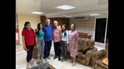 Presidente cubano junto a familiares del médico cubano secuestrado en Kenya