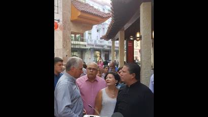 En el popular Barrio Chino en CentroHabana el presidente Díaz-Canel recorre las instalaciones e intercambia con sus trabajadores.