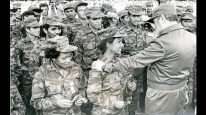 Fidel Castro acompañado de jóvenes internacionalistas
