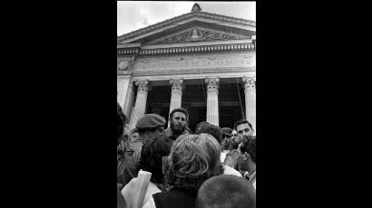 El líder de la Revolución Cubana junto a estudiantes universitarios en la escalinata de la Universidad de La Habana