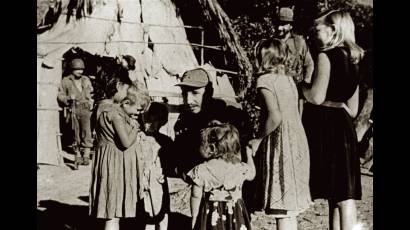 Fidel con niños campesinos de la Sierra Maestra antes del Triunfo de la Revolución en 1959