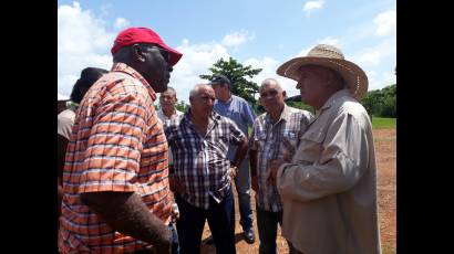 En Mayabeque Valdés Mesa indagó sobre las condiciones de trabajo y los resultados productivos. 