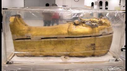 Egipto expone sarcofago dorado de Tutankamon