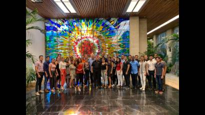 Presidente cubano junto a nuevos graduados