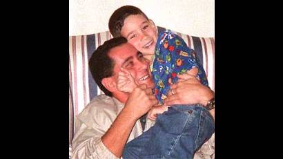 Elián González Brotons, junto a su padre