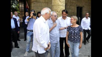 El Doctor Eusebio Leal Spengler salió a recibir en plena Plaza de Armas al canciller Josep Borrell