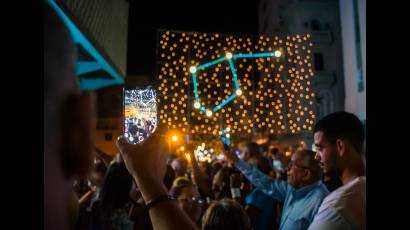 Miles de capitalinos asistieron al encendido de las luminarias