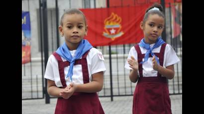 Hoy recibieron la pañoleta azul casi 130 000 niños de primer grado en toda Cuba