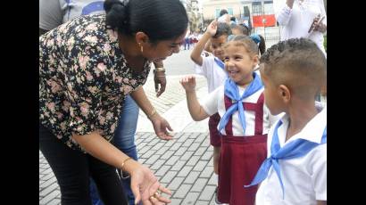 Hoy recibieron la pañoleta azul casi 130 000 niños de primer grado en toda Cuba