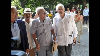 El Doctor Eusebio Leal Spengler salió a recibir en plena Plaza de Armas al canciller Josep Borrell