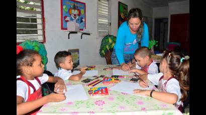 Los niños y niñas que cursan el preescolar en el círculo infantil Los muñequitos atrapan las horas de trabajo de Isvey González Ibarra 