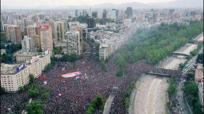 Un millón de personas participaron en Santiago de la manifestación más grande de Chile desde el regreso de la democracia (AFP)