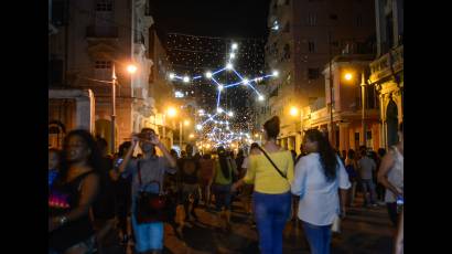 Miles de capitalinos asistieron al encendido de las luminarias