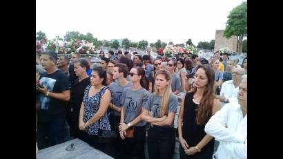 El pueblo la acompaña hasta su última morada en la Necrópolis de Colón